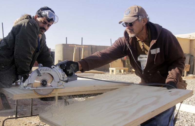 menuisier-ST MARTIN D ENTRAUNES-min_men_working_construction_sawing_wood_building_marines_workers_equipment-1064481