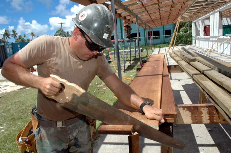 menuisier-ST MARTIN D ENTRAUNES-min_worker_construction_building_carpenter_male_job_build_helmet-893290